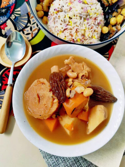 每日一素：花生眉豆山药粉葛汤
学做各种各样的素食，第一为了自己身体健康，营养均衡，第二做出健康漂亮的素食能感染到周围的朋友参与吃素，多一盘素菜就会少一盘荤菜，环保地球！让世界变的更加美好！
花生眉豆山…