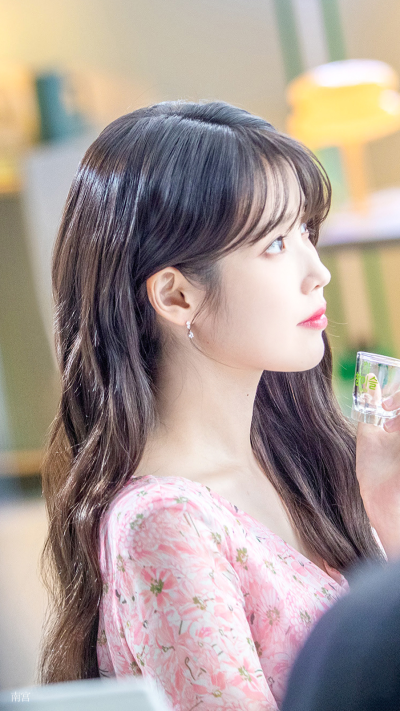 IU | 真露烧酒
cr:__南宫_