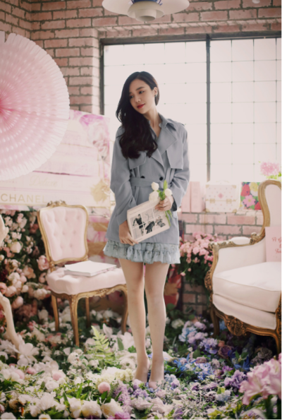  宋峤安进了电梯，挤到夏漓身旁，低头看了看她手里抱着的花束和身旁的银色行李箱。“……你们一起来上班？”宋峤安笑了声，问道。夏漓不想，也不觉得有跟宋峤安解释的必要，就只“嗯”了一声。宋峤安也不再说什么了…