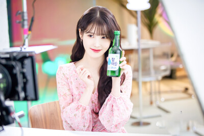 IU | 真露烧酒
cr:__南宫_