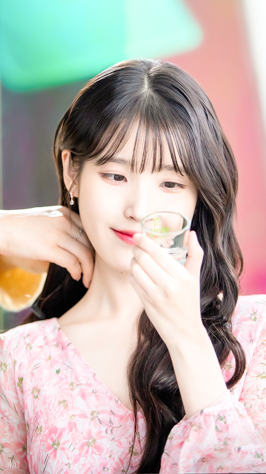 IU | 真露烧酒
cr:__南宫_