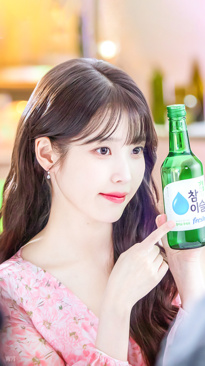 IU | 真露烧酒
cr:__南宫_