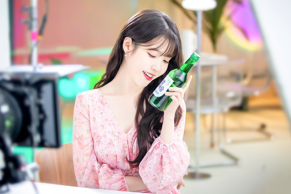 IU | 真露烧酒
cr:__南宫_