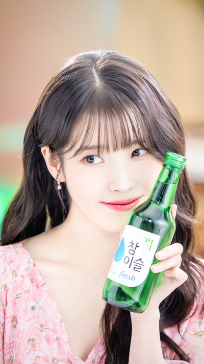 IU | 真露烧酒
cr:__南宫_