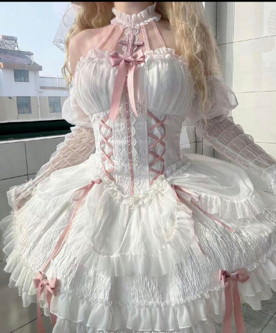 什么啊，我就说怎么这么好看的小裙子啊，原来十字姬啊，已经开始为夏天穿十字姬减肥啦
#lo裙 #Lolita #吃我一波lolita安利 