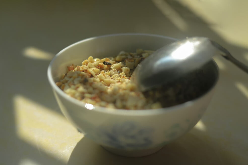 去外婆家的菜地摘青菜，吃了家乡小食。
在溪水边听风，赶鸭子，晒太阳。
宁静又惬意的一天～
摄影@意禾 ​