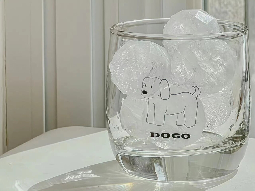 -
这世界本就混沌无序 不必时刻保持清醒 只要内心的火车不错轨 你抛出的硬币 两面都会是幸福