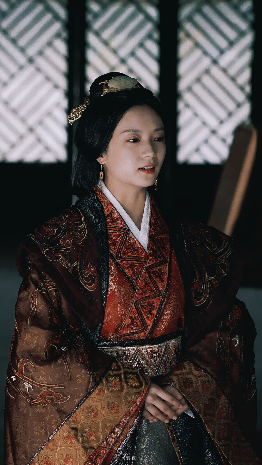 #电视剧古相思曲#
“我这一生，虽憾，无悔，不悔与你相遇，不悔为大晟付出一生，因为这样的命运，又何尝不是一种幸运，能遇见那样的你，能成为这样的我。”
陆鸢｜#张雅钦#
单人壁纸第四弹 ​​​
cr@falling良夜