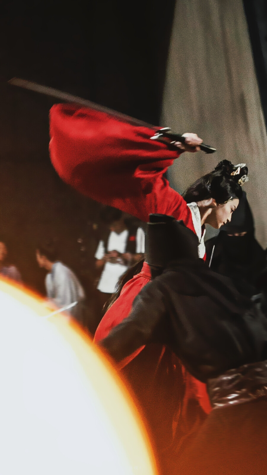 #电视剧古相思曲#
“我这一生，虽憾，无悔，不悔与你相遇，不悔为大晟付出一生，因为这样的命运，又何尝不是一种幸运，能遇见那样的你，能成为这样的我。”
陆鸢｜#张雅钦#
单人壁纸第四弹 ​​​
cr@falling良夜