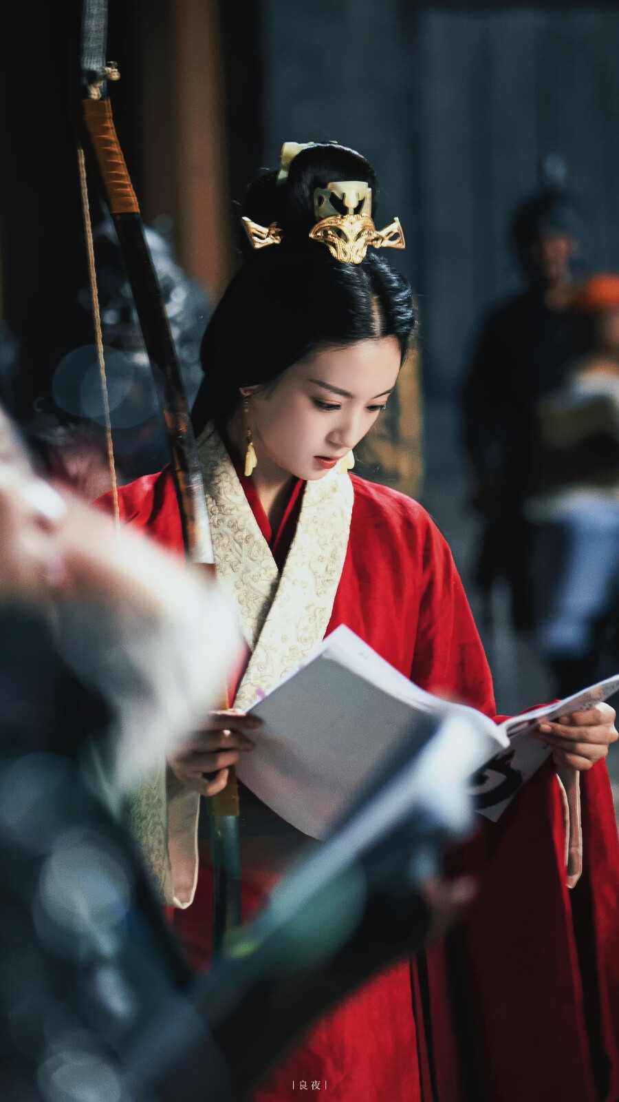 #电视剧古相思曲#
“我这一生，虽憾，无悔，不悔与你相遇，不悔为大晟付出一生，因为这样的命运，又何尝不是一种幸运，能遇见那样的你，能成为这样的我。”
陆鸢｜#张雅钦#
单人壁纸第四弹 ​​​
cr@falling良夜