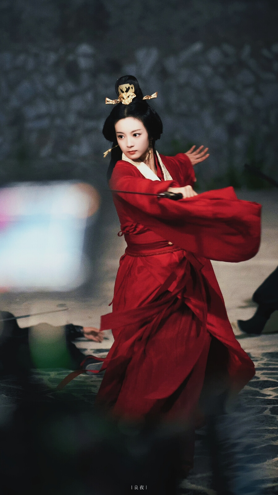 #电视剧古相思曲#
“我这一生，虽憾，无悔，不悔与你相遇，不悔为大晟付出一生，因为这样的命运，又何尝不是一种幸运，能遇见那样的你，能成为这样的我。”
陆鸢｜#张雅钦#
单人壁纸第四弹 ​​​
cr@falling良夜