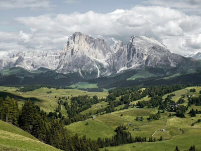 -
这世界本就混沌无序 不必时刻保持清醒 只要内心的火车不错轨 你抛出的硬币 两面都会是幸福