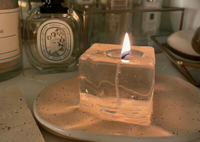 -
这世界本就混沌无序 不必时刻保持清醒 只要内心的火车不错轨 你抛出的硬币 两面都会是幸福