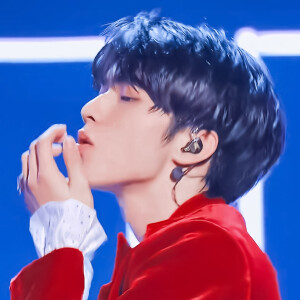 刘耀文套图
在我心里，你比玫瑰还美丽，比星空还绚烂

原截纪祇吟