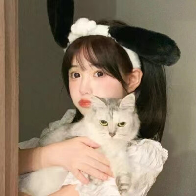 真人抱猫女生头像