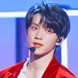 刘耀文套图
在我心里，你比玫瑰还美丽，比星空还绚烂

原截纪祇吟