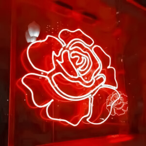 刘耀文套图
在我心里，你比玫瑰还美丽，比星空还绚烂

原截纪祇吟