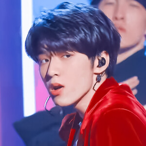 刘耀文套图
在我心里，你比玫瑰还美丽，比星空还绚烂

原截纪祇吟