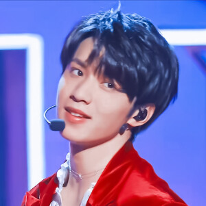 刘耀文套图
在我心里，你比玫瑰还美丽，比星空还绚烂

原截纪祇吟