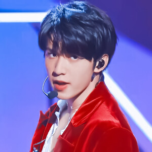 刘耀文套图
在我心里，你比玫瑰还美丽，比星空还绚烂

原截纪祇吟