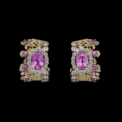 Dior 高级珠宝系列——「Dearest Dior」，设计灵感源自高定时装「蕾丝」元素。新系列依然由高级珠宝艺术总监 Victoire De Castellane 亲自设计，运用贵金属和钻石勾勒细腻繁复的蕾丝图案，大颗粒贵重宝石成为点睛。 …