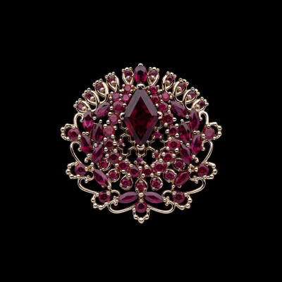 Dior 高级珠宝系列——「Dearest Dior」，设计灵感源自高定时装「蕾丝」元素。新系列依然由高级珠宝艺术总监 Victoire De Castellane 亲自设计，运用贵金属和钻石勾勒细腻繁复的蕾丝图案，大颗粒贵重宝石成为点睛。 …