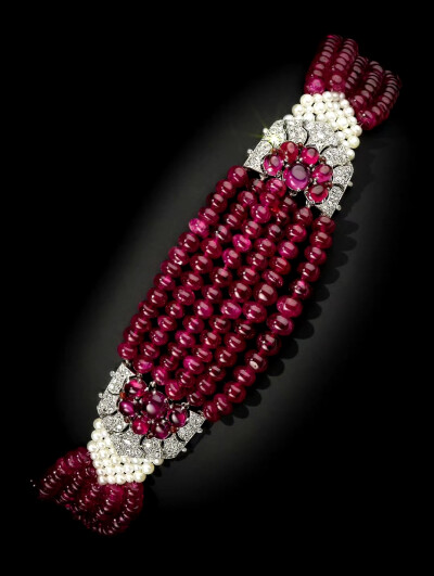 帕蒂亚拉红宝石锁骨套链(The Patiala Ruby Choker)，是当年帕蒂亚拉大公大公赠予宠妾乌布哈尔瓦丽的礼物，真的富贵灼人。该锁骨套链其余两部分已遗失，如今仅剩的部分于2019年拍卖行以高达$975,000的价格成交(约71万…