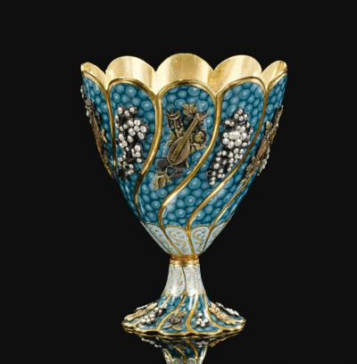 19世纪华丽的古董杯托。杯托的应用最早可以追溯到13世纪的土耳其，当时土耳其用来喝咖啡的杯子是一种没有手柄的小瓷杯，因此便出现了这种防止烫伤罩在杯子外面的杯托，名为“Zarf”。杯托通常由金、银等金属制成，以…