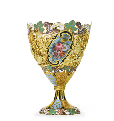 19世纪华丽的古董杯托。杯托的应用最早可以追溯到13世纪的土耳其，当时土耳其用来喝咖啡的杯子是一种没有手柄的小瓷杯，因此便出现了这种防止烫伤罩在杯子外面的杯托，名为“Zarf”。杯托通常由金、银等金属制成，以…
