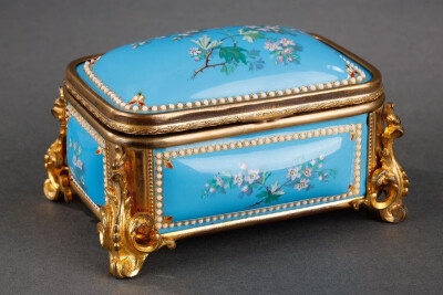 19世纪末法国珐琅彩绘珍宝盒
