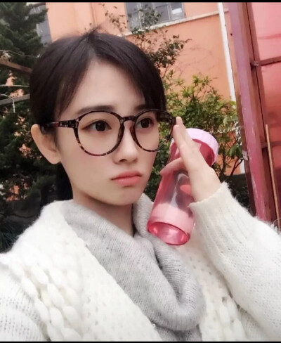 鞠婧祎早期或现在照片