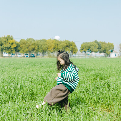 对啊，春天来了
摄影：洪小漩
出镜：菲比
当油菜花黄了，当麦田疯长，当暖风袭来，那就莫负春光。
虽然只是短短的一个小时，在菲比的万般拒绝中，我和大梦还是胡乱按下了些快门。
对我来说，感受春天和记录成长…