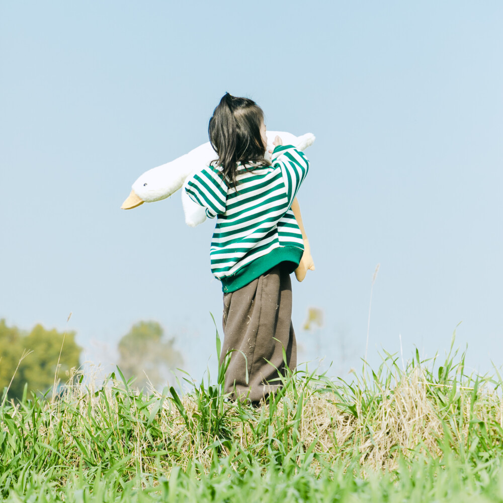 对啊，春天来了
摄影：洪小漩
出镜：菲比
当油菜花黄了，当麦田疯长，当暖风袭来，那就莫负春光。
虽然只是短短的一个小时，在菲比的万般拒绝中，我和大梦还是胡乱按下了些快门。
对我来说，感受春天和记录成长同样重要。
哪怕，只是短短的一个小时。