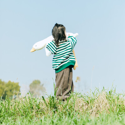 对啊，春天来了
摄影：洪小漩
出镜：菲比
当油菜花黄了，当麦田疯长，当暖风袭来，那就莫负春光。
虽然只是短短的一个小时，在菲比的万般拒绝中，我和大梦还是胡乱按下了些快门。
对我来说，感受春天和记录成长…