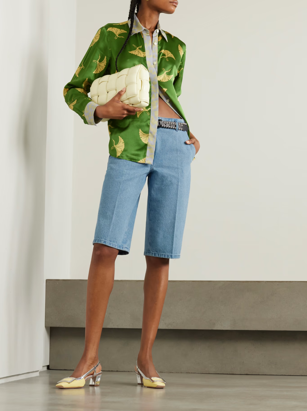 Dries Van Noten 这款短裤首次亮相于 2024 春夏秀场，宽松且偏长的裤型反映出此系列主打的中性风格。牛仔裤身呈浅蓝色，隐形开合更添一抹精裁魅力。