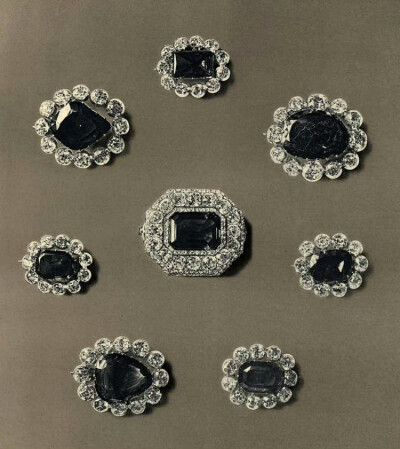 罗曼诺夫皇家宝库中不被历史冲刷掉光芒的宝物，多数曾是伊丽莎白女王和叶卡捷琳娜二世日常喜爱之佩戴的珠宝。 ​​​