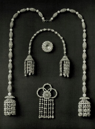 罗曼诺夫皇家宝库中不被历史冲刷掉光芒的宝物，多数曾是伊丽莎白女王和叶卡捷琳娜二世日常喜爱之佩戴的珠宝。 ​​​