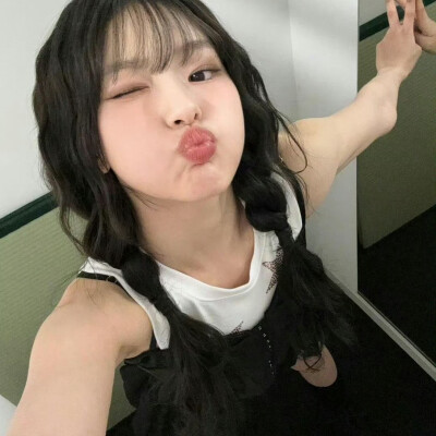 郑智赟
Haneul
朴綵璘