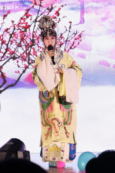 第二次上台，演杨玉环，自己化妆扮上，腰包也是自己系的，大脚丫子在外面露着，那时候的化妆技术也还凑合吧，毕竟自己那个时候日常妆都不会画