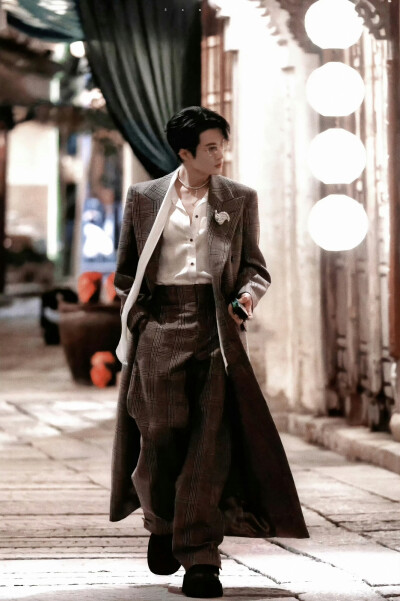 檀健次｜猎人｜斯文败类感
“你看，疯狂就像地心引力，有时需要做的不过是轻轻一推。”