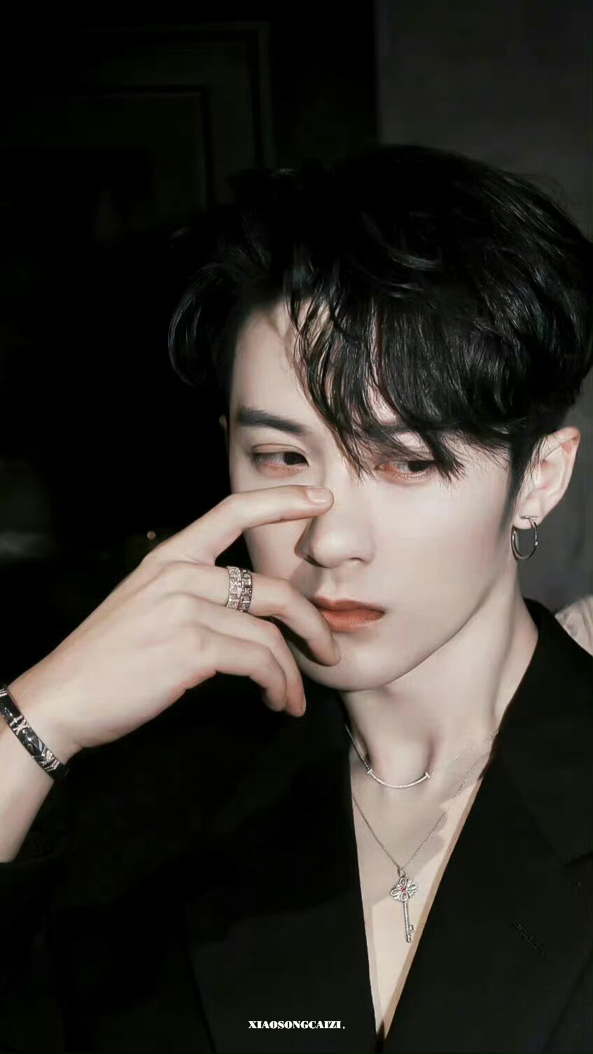 檀健次｜猎人｜斯文败类感
“你看，疯狂就像地心引力，有时需要做的不过是轻轻一推。”