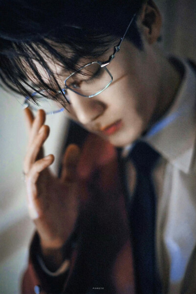 檀健次｜猎人｜斯文败类感
“你看，疯狂就像地心引力，有时需要做的不过是轻轻一推。”