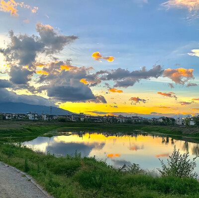 背景｜文案
我向你提起上个年头克林索尔的夏天，我的眼睛里有透亮的碎玻璃，还有一万段暴裂炙烫的对白，在山头落满三分月。