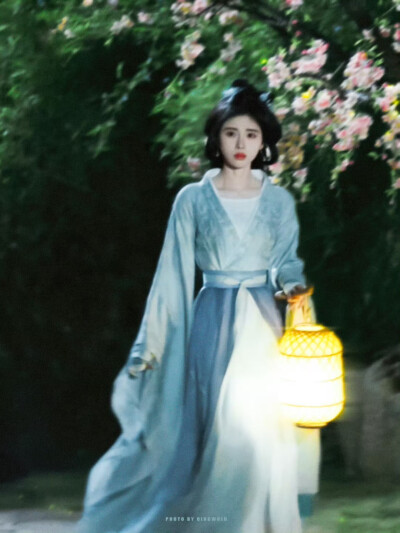 花间令▪鞠婧祎
cr.青雾橘