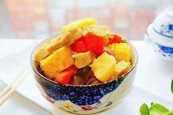 每日一素：
学做各种各样的素✨食，第一为了自己身体健康，营养均衡，第二做出健康漂亮的素✨食能感染到周围的朋友参与吃✨素，多一盘素✨菜就会少一盘荤菜，环保地球！让世界变的更加美好！
东北大炖菜
食材: 玉米1只、土豆1个、豆角、胡萝卜1根、冻豆腐、油、生抽、盐、五香粉
做法:
1. 熟嫩玉米、冻豆腐和豆角都是冷冻食材，提前取出解冻，胡萝卜去皮洗净，土豆去皮洗净。
2. 解冻后的玉米、豆角和冻豆腐都过冷水洗净，豆角和冻豆腐都攥掉水分，嫩玉米切段儿，胡萝卜切滚动块，土豆切滚刀块。
3. 炒锅加入适量的油，爆香五香粉，加入豆角、胡萝卜和土豆翻炒，炒至没有水分。
4. 加入玉米和冻豆腐，待土豆和胡萝卜炖熟就可以关火了，不用收汁，汤汁泡饭特香，加入盐、生抽调味。