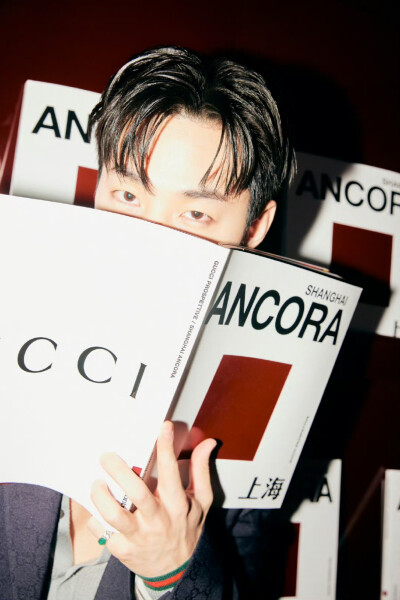 刘宪华官方工作室：
今夜，在#GucciAncora #,与@GUCCI一同点燃音乐活力，迸发创意新能量。#安可拉红#