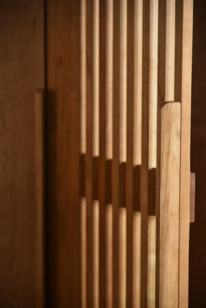 日出而作作品​210*60**H220cm（樱桃木大衣柜）
​全FAS级樱桃木板材精选，框架式背板，不易变形开裂。