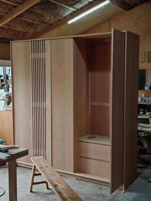 日出而作作品​210*60**H220cm（樱桃木大衣柜）
​全FAS级樱桃木板材精选，框架式背板，不易变形开裂。