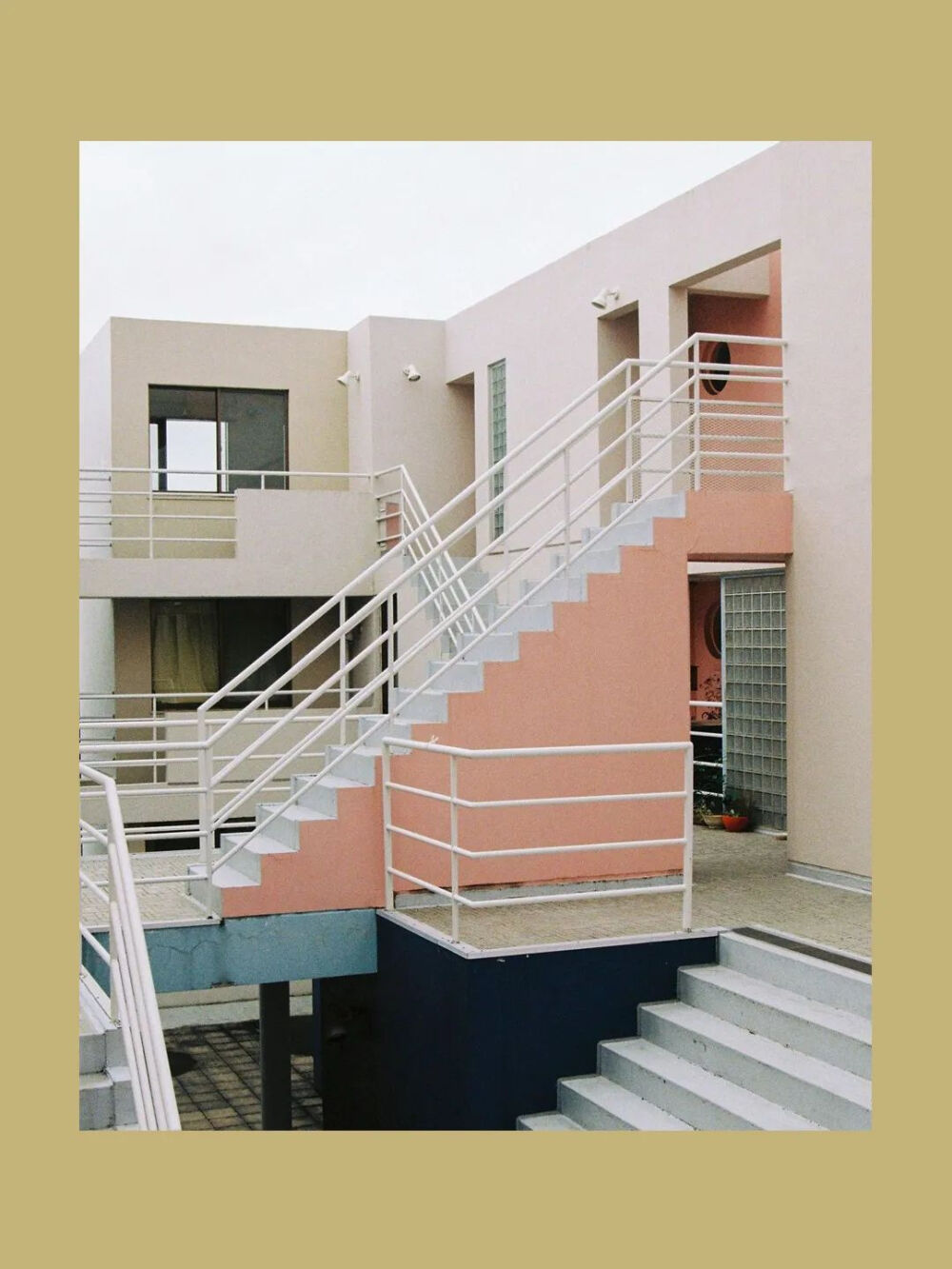 来自巴塞罗那的建筑摄影师Clemente Vergara走遍世界各地，对场景和光影的把控已是炉火纯青。