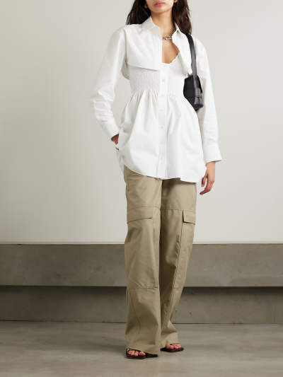 alexanderwang.t 以拆解搭配的手法巧妙演绎经典的衬衫式连衣裙，带来这一衬衫和连衣裙套装。它们皆以挺括的白色纯棉制成，迷你连衣裙设有舒适灵活的褶皱上身，可拆式衬衫带来多样的造型选择。